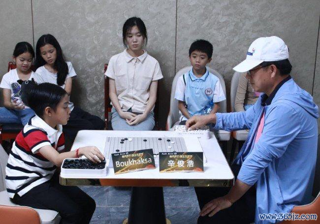 辛俊浩相通老挝小棋手