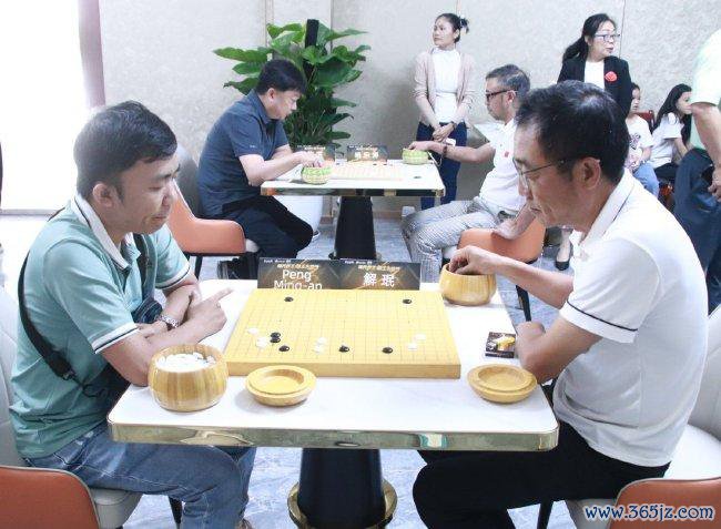解珉迎战老挝棋手 Peng Ming - an